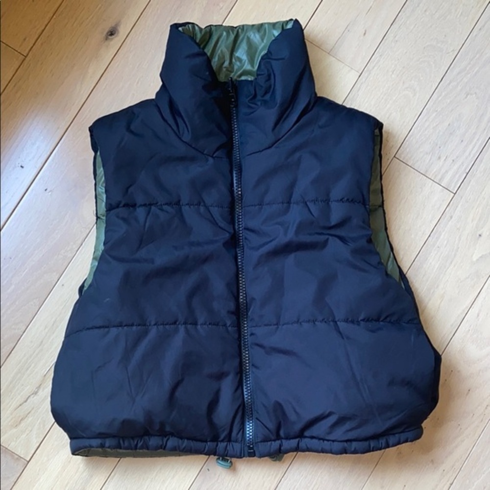 Super cute, comfy black & green reversible puffer vest with pockets, no size tag